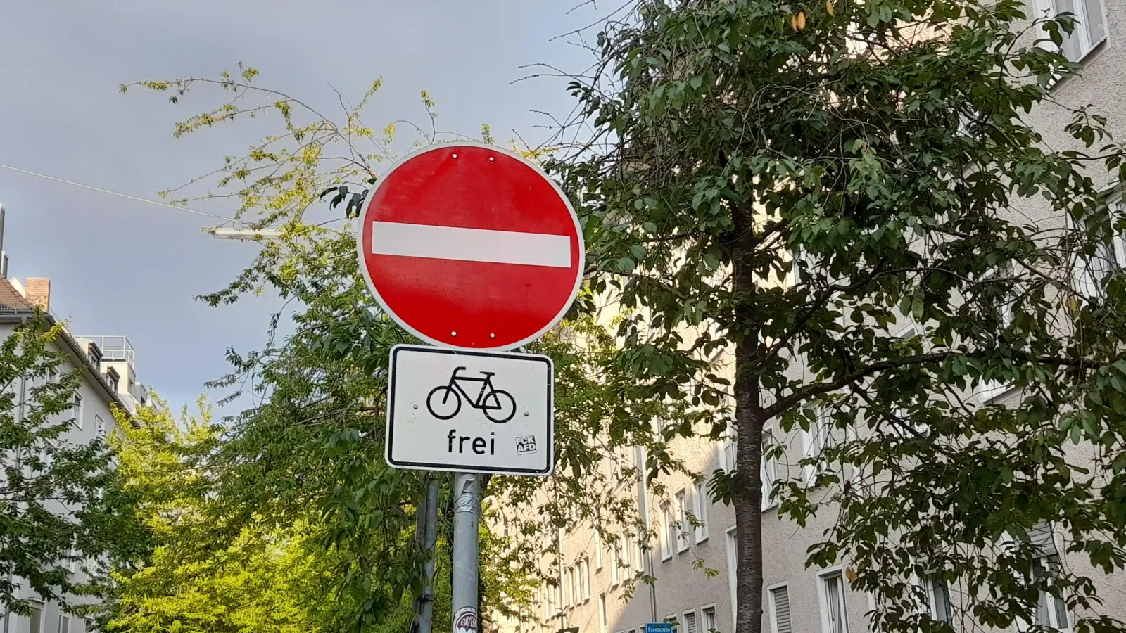 Radfahrer sollen trotz Einbahnstraßen am Schäringerplatz und in der Schluderstraße in beide Richtungen fahren dürfen, das regt ein Stadtteilbewohner beim BA an. (Foto: Beatrix Köber)