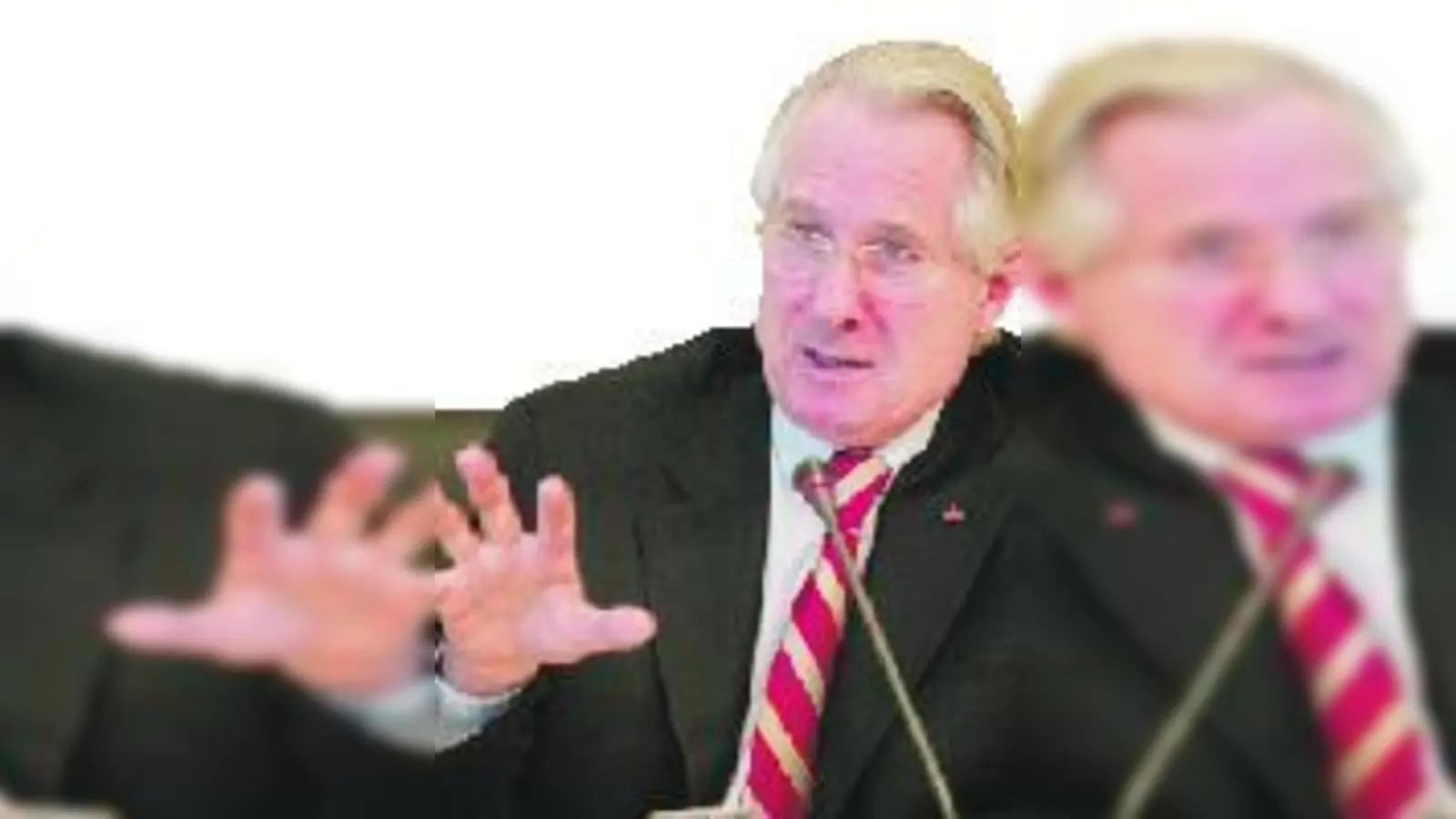 Postchef Zumwinkel hat ein Ende des Filialsterbens angekündigt. 	 (Foto: Archiv)