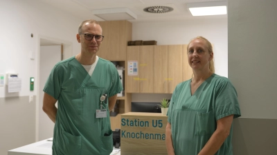 Gut angekommen im neuen Habitat in Bogenhausen: Professor Tobias Herold (Chefarzt der Klinik für Hämatologie, Onkologie, Stammzelltransplantation und Palliativmedizin in der München Klinik Bogenhausen) und Yvonne Jegodtka (Stationsleitung Onkologie). (Foto: München Klinik )