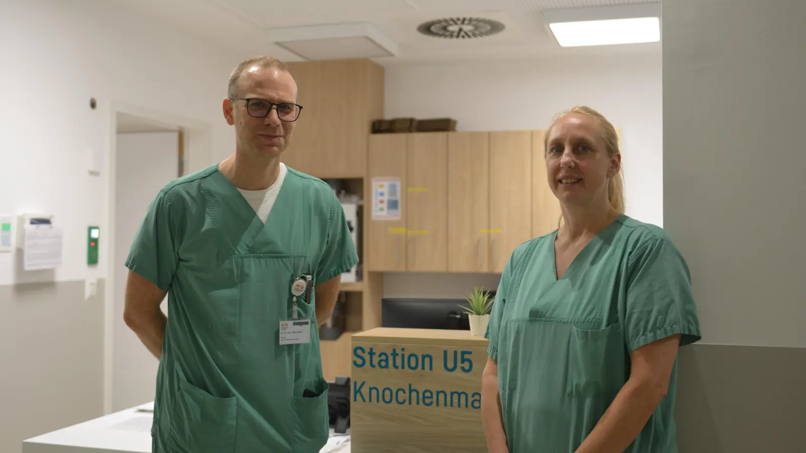 Gut angekommen im neuen Habitat in Bogenhausen: Professor Tobias Herold (Chefarzt der Klinik für Hämatologie, Onkologie, Stammzelltransplantation und Palliativmedizin in der München Klinik Bogenhausen) und Yvonne Jegodtka (Stationsleitung Onkologie). (Foto: München Klinik )