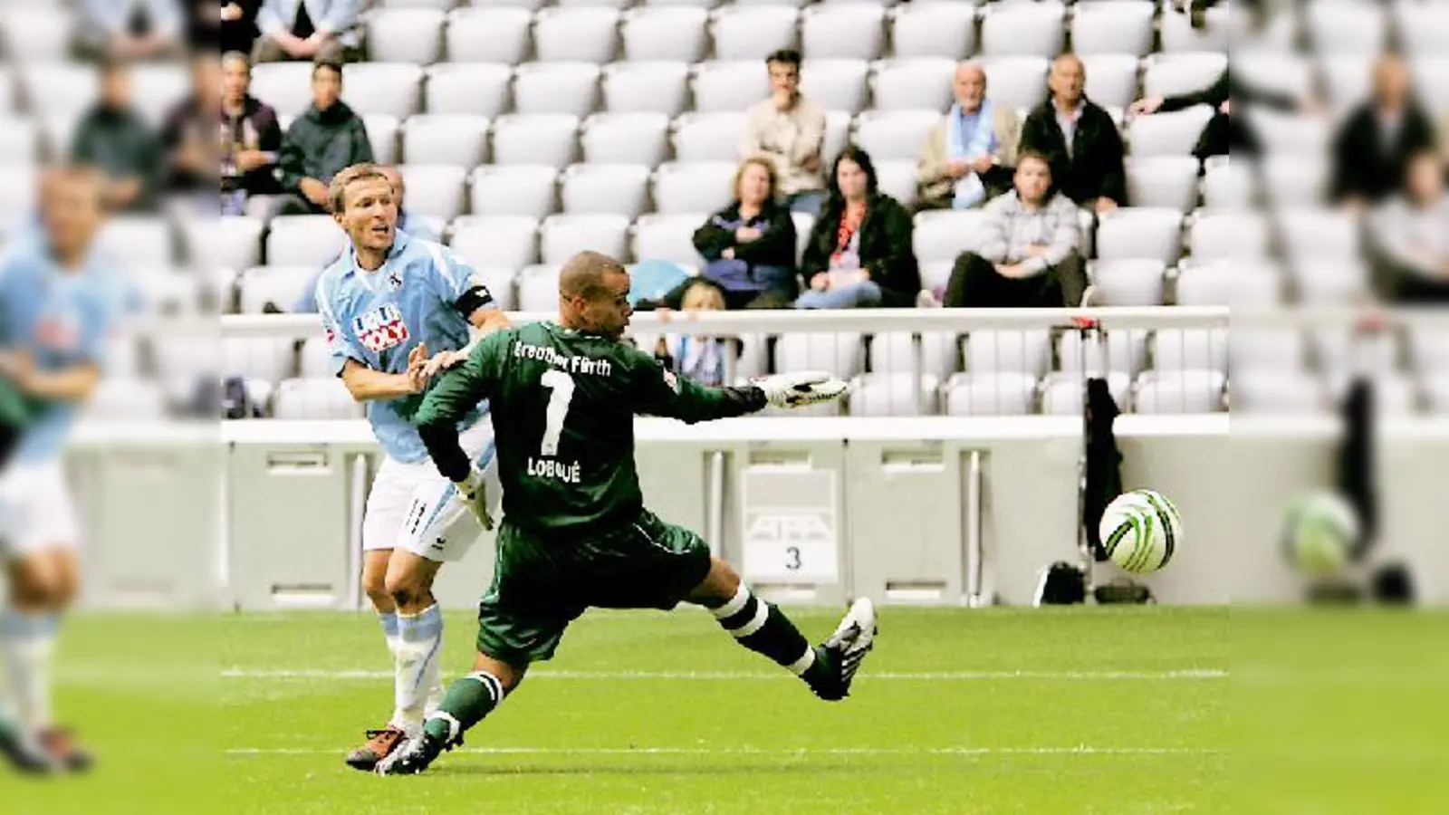 Benjamin Lauth trickst Stephan Loboué aus. Das 2:0 in der 74. Minute war die Entscheidung.	 (Foto: Anne Wild)
