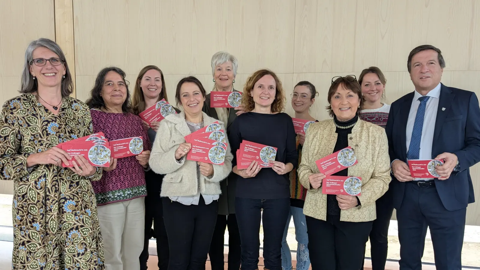 Alle Beteiligten freuen sich auch in diesem Jahr wieder auf die Angebote des Erdinger Adventskalenders.  (Foto: KBW Erding)