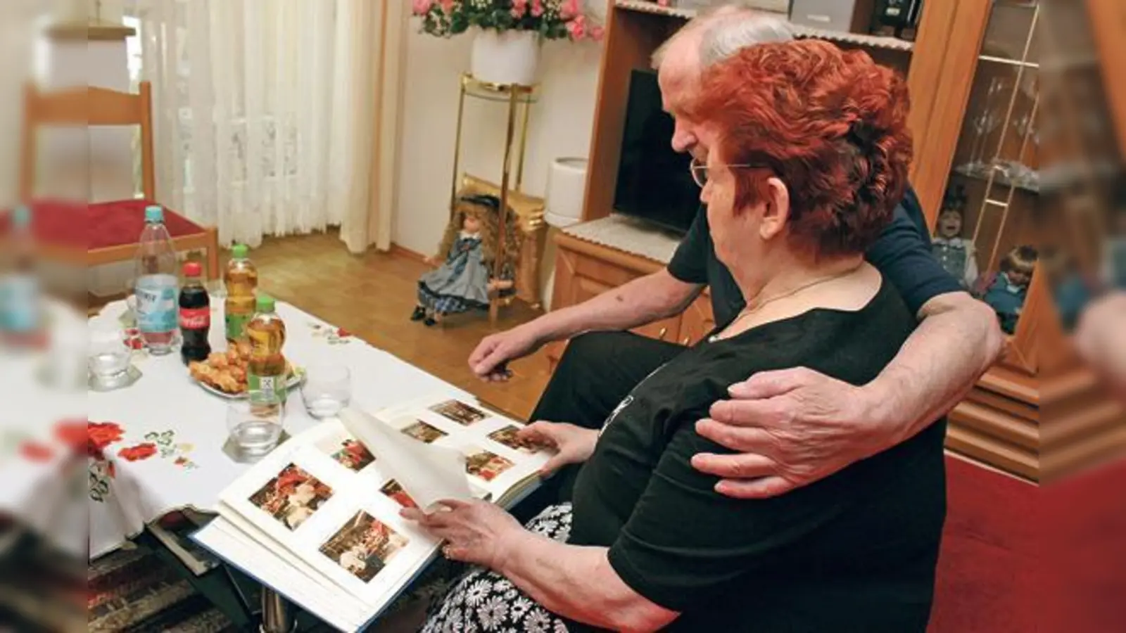 Der Blick ins Familienalbum erinnert das Ehepaar M. an das Familienglück von einst.	 (Foto: cr)