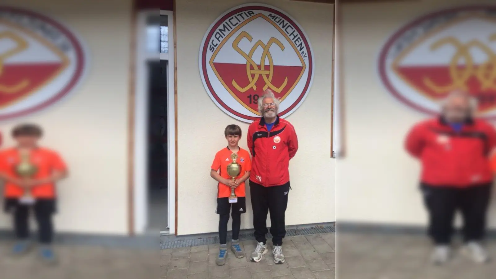 Das Foto zeigt den Osterferien-Wanderpokalsieger Anton Bönig mit Camp-Trainer Werner Schäfer. (Foto: SC Amicitia)