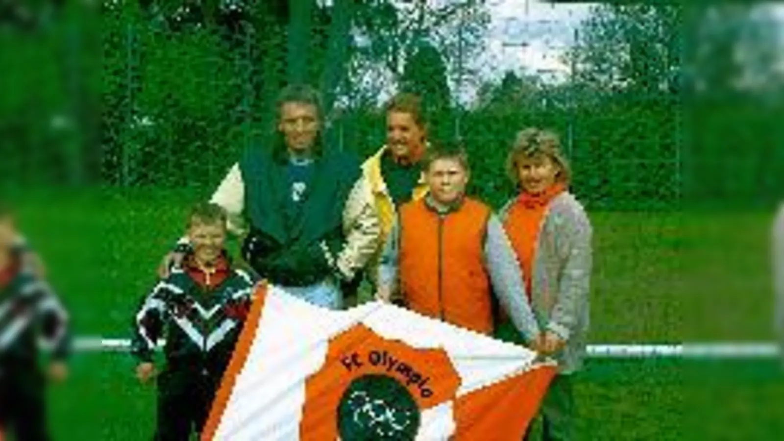 Gemeinschaftssinn und ein gutes Führungsteam halten den FC zusammen: 2. Vorstand Klaus Sambauer mit Sohn, 1. Vorstand Horst Herget (mit Sohn) und Dagmar Herget, Leiterin der Jugendabteilung (v.li.).	 (Foto: Privat)