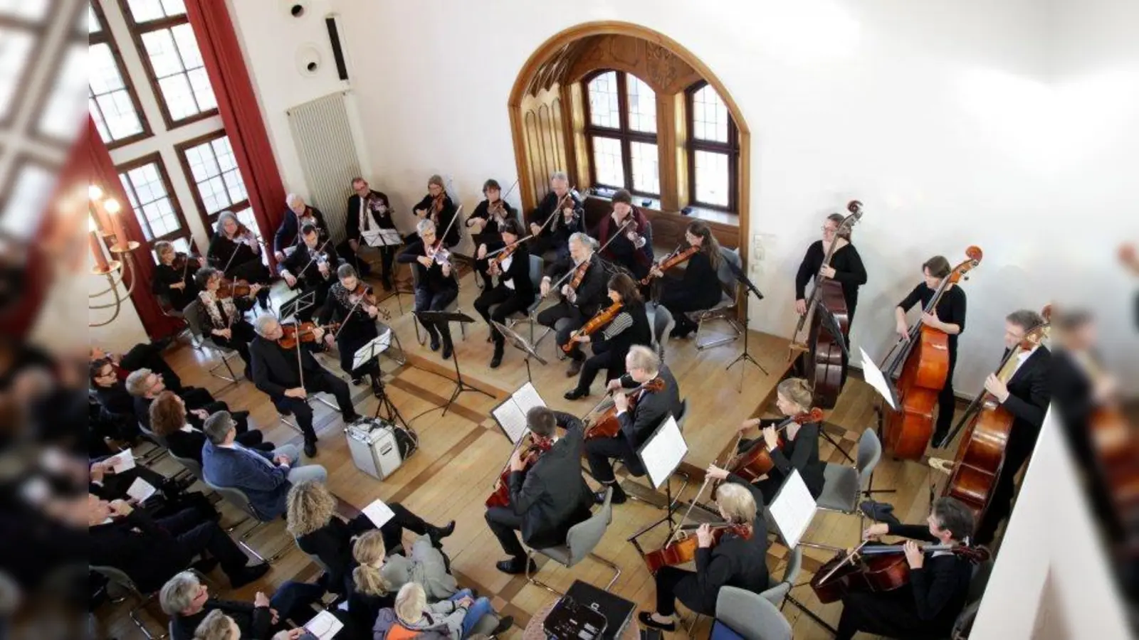 Seit über 40 Jahren besteht das Laienorchester Die Zarge e.V. Nun bekam es den Pasinger Kulturpreis überreicht. „Wir bleiben ein Laienorchester mit viel Leidenschaft“, versprach Bratschist, Gründer und Geschäftsführer Christian Marek. (Foto: us)