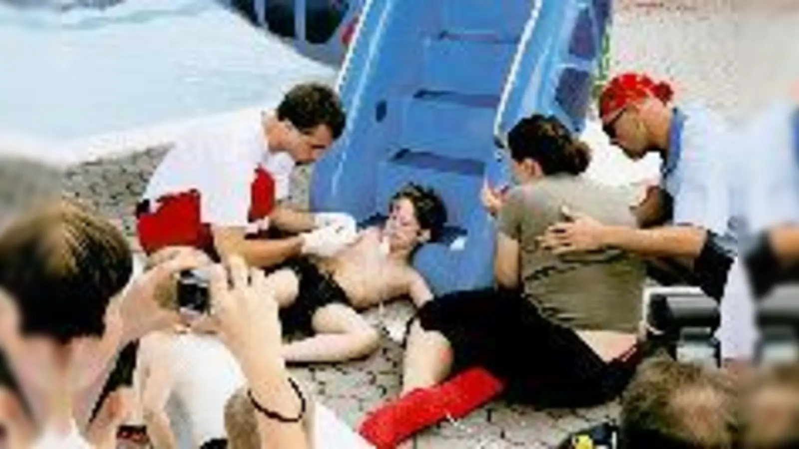 Um für den Ernstfall gerüstet zu sein, proben die Ortsgruppen der Wasserwacht München immer wieder  wie hier im Freibad Unterhaching  Rettungsszenarien.   (Foto: mst)