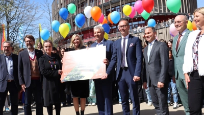 Schulleiter Uwe Barfknecht (4. von rechts) begrüßte zur Eröffnung des neuen WHG unter anderen (mit Schild, von links) Baureferentin Jeanne-Marie Ehbauer, Kultusministerin Anna Stolz und Oberbürgermeister Dieter Reiter. (Foto: bas)