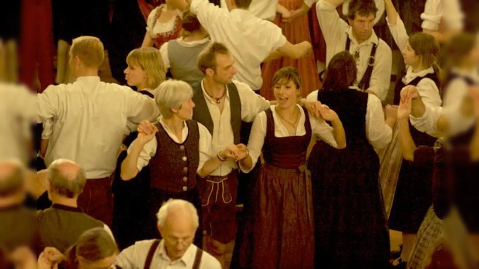 Tanzmeisterin Katharina Mayer (r.) bringt Interessierten die Münchner Francaise bei.  (Foto: Kulturreferat)