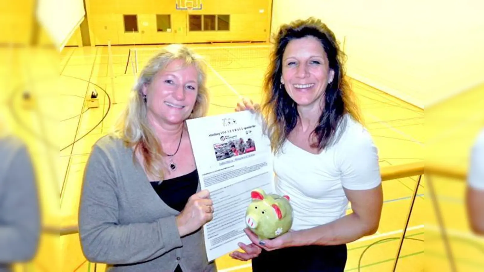 Manuela Gellner und Walasia Pratelidis-Bartels mit dem vollen Spendenschwein.                              (Foto: VA)