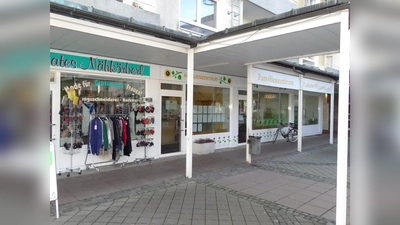 Wenn das Familienzentrum erst einmal den Raum der benachbarten Schneiderei nutzen kann, wird sich die angespannte Platzsituation entspannen. (Foto: tab)