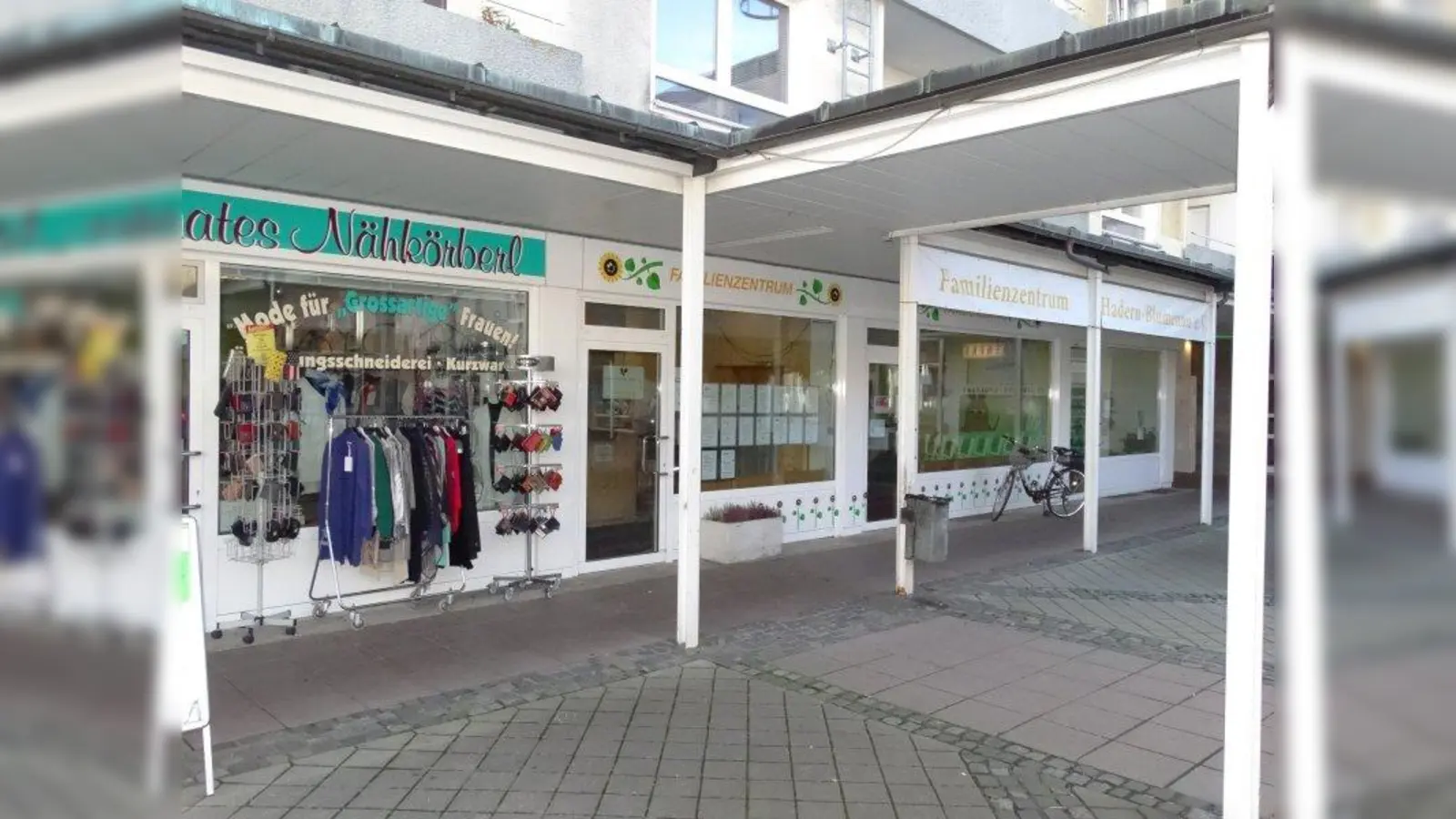 Wenn das Familienzentrum erst einmal den Raum der benachbarten Schneiderei nutzen kann, wird sich die angespannte Platzsituation entspannen. (Foto: tab)