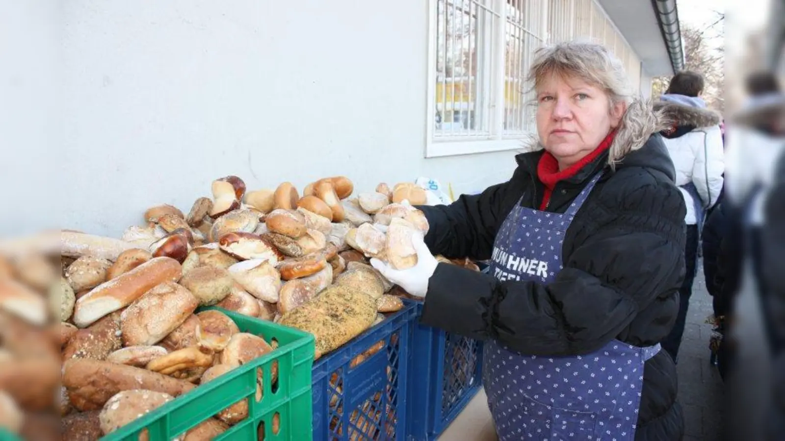 Unser tägliches Brot: Jolanta L. verteilt bei der Münchner Tafel Brot an Mitbürger. Jetzt brauchen sie und ihre Familie selbst Hilfe. (Foto: job)