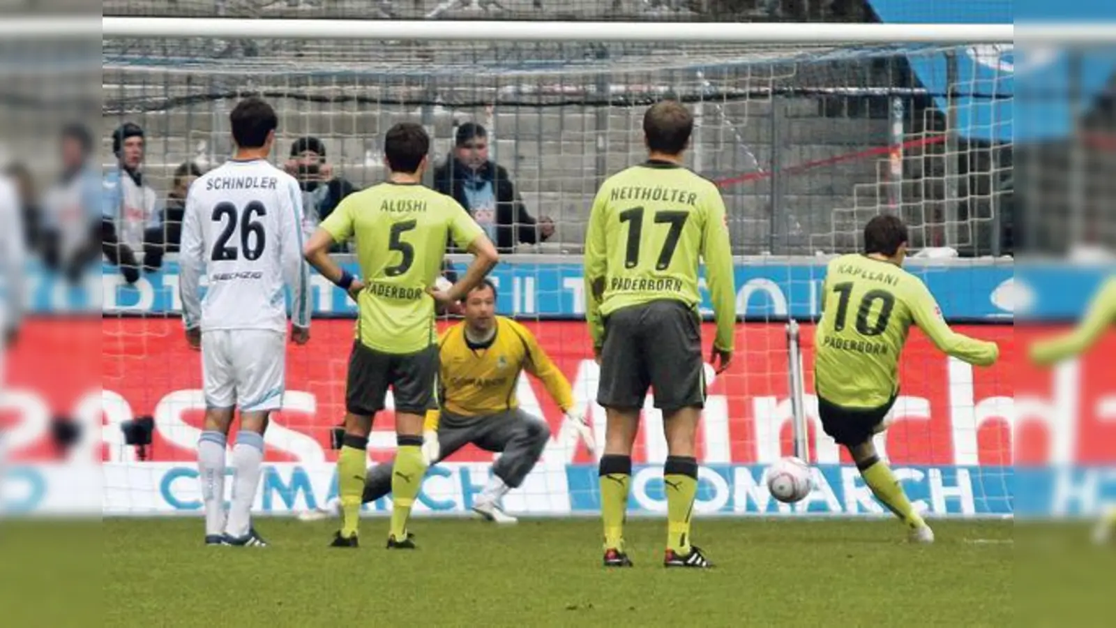 Paderborns Kapplani nimmt das Elfmetergeschenk dankbar an und trifft zum 0:1.  (Foto: A. Wild)
