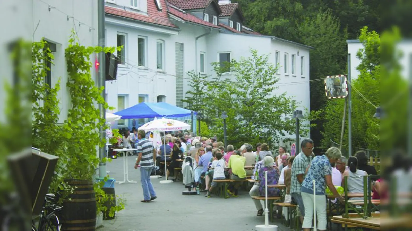 Jung und Alt trafen sich beim Inselweinfest in gemütlicher Atmosphäre. (Foto: JK)