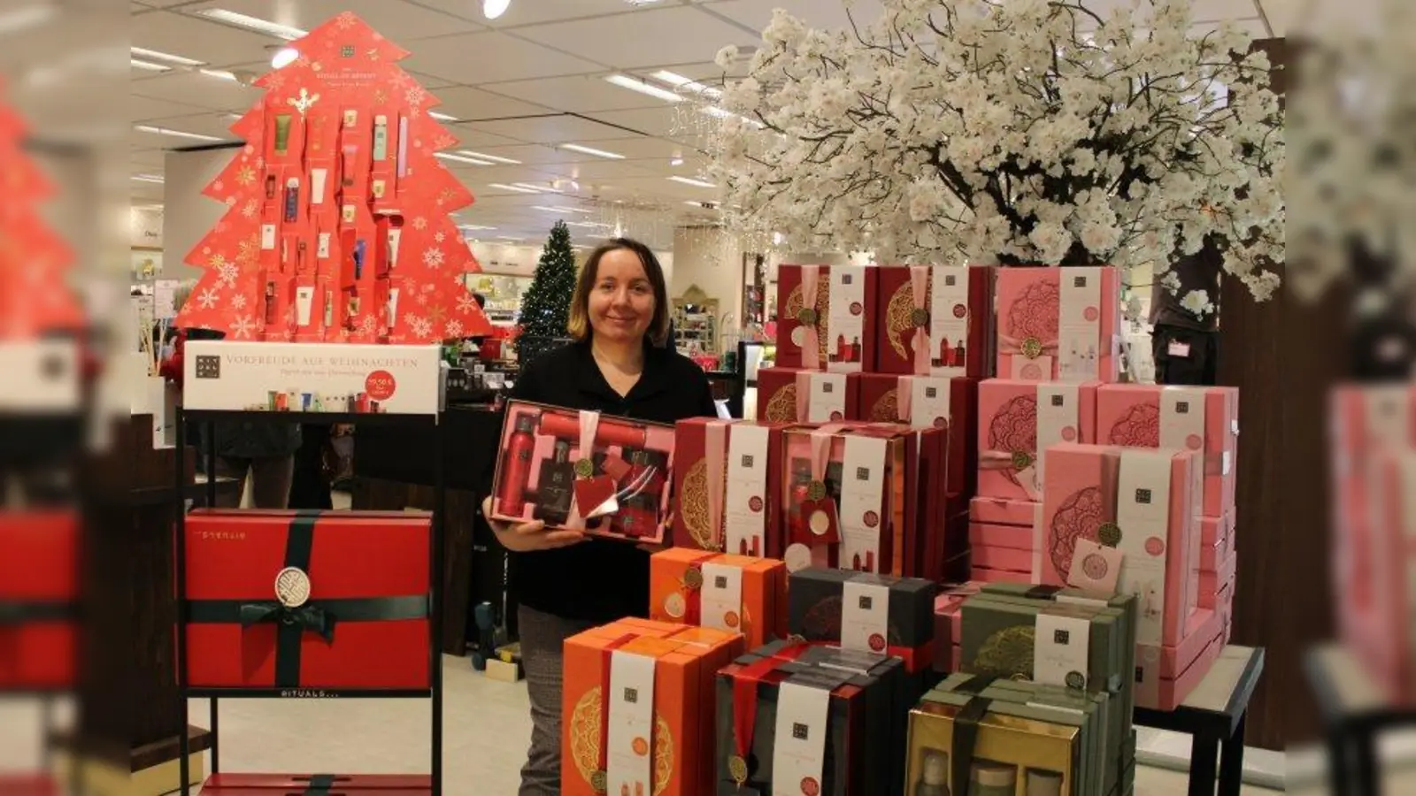 Anika Graeber, Leiterin der Parfümerieabteilung in der Galeria Kaufhof am Rotkreuzplatz, freut sich über den neuen Rituals-Shop. (Foto: sb)