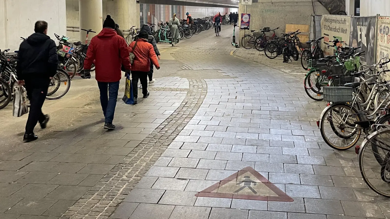 Die Piktogramme „Achtung Fußgänger“ in der Laimer Röhre zeigen kaum Wirkung. (Foto: pr)