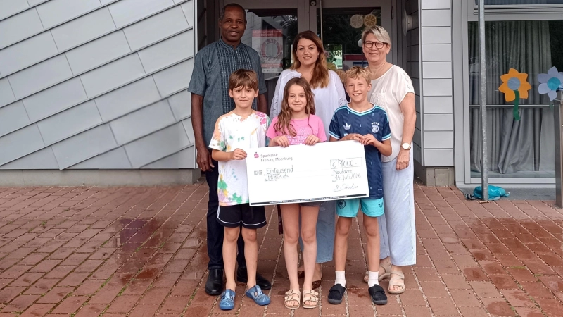 Eine Spende von 1000 Euro wurde an MiBiKids übergeben. Der Verein mit Sitz in Freising fördert Projekte für Kinder und Familien. (Foto: Margit Schulan)