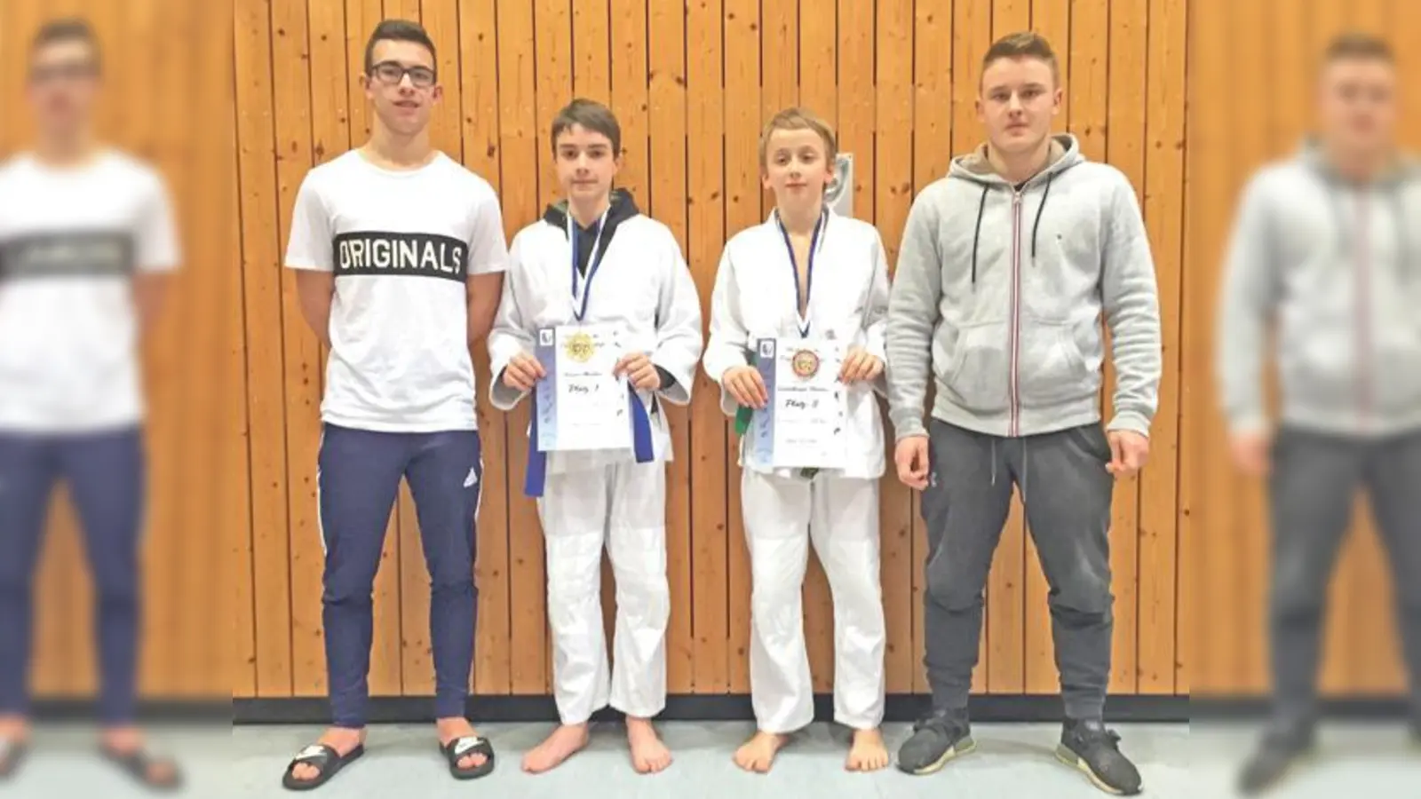 Bei der oberbayerischen Meisterschaft in Palling (v. l.) Maximilian Lamprecht, Markus Hauser, Florian Seidenberger und Betreuer Luca Scharpf.  (Foto: S. Seidenberger)