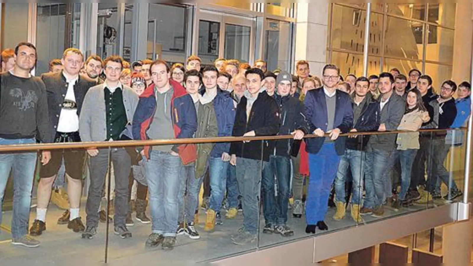 Der Abgeordnete für den Wahlkreis München-Ost, Dr. Wolfgang Stefinger (CSU) mit den Schülerinnen und Schülern der Berufsschule für Land- und Hauswirtschaft im Berliner Reichstagsgebäude.	 (Foto: Büro Dr. Stefinger)