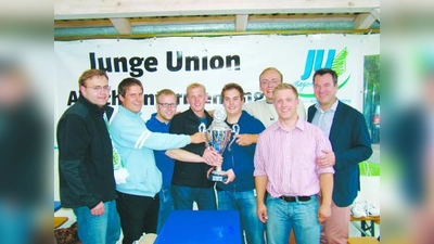 Die Stadträte Tobias Weiß (l.) und Josef Schmid (r.) sowie der Vorsitzender der JU Allach-Untermenzing, Florian Sperl (2.v.r.), gratulierten den Siegern (v.l.) Christian Atzberger, Bernhard Götz, Sebastian Fichtl, Florian Wimmer und Philipp Kleynmanns. (Foto: pi)