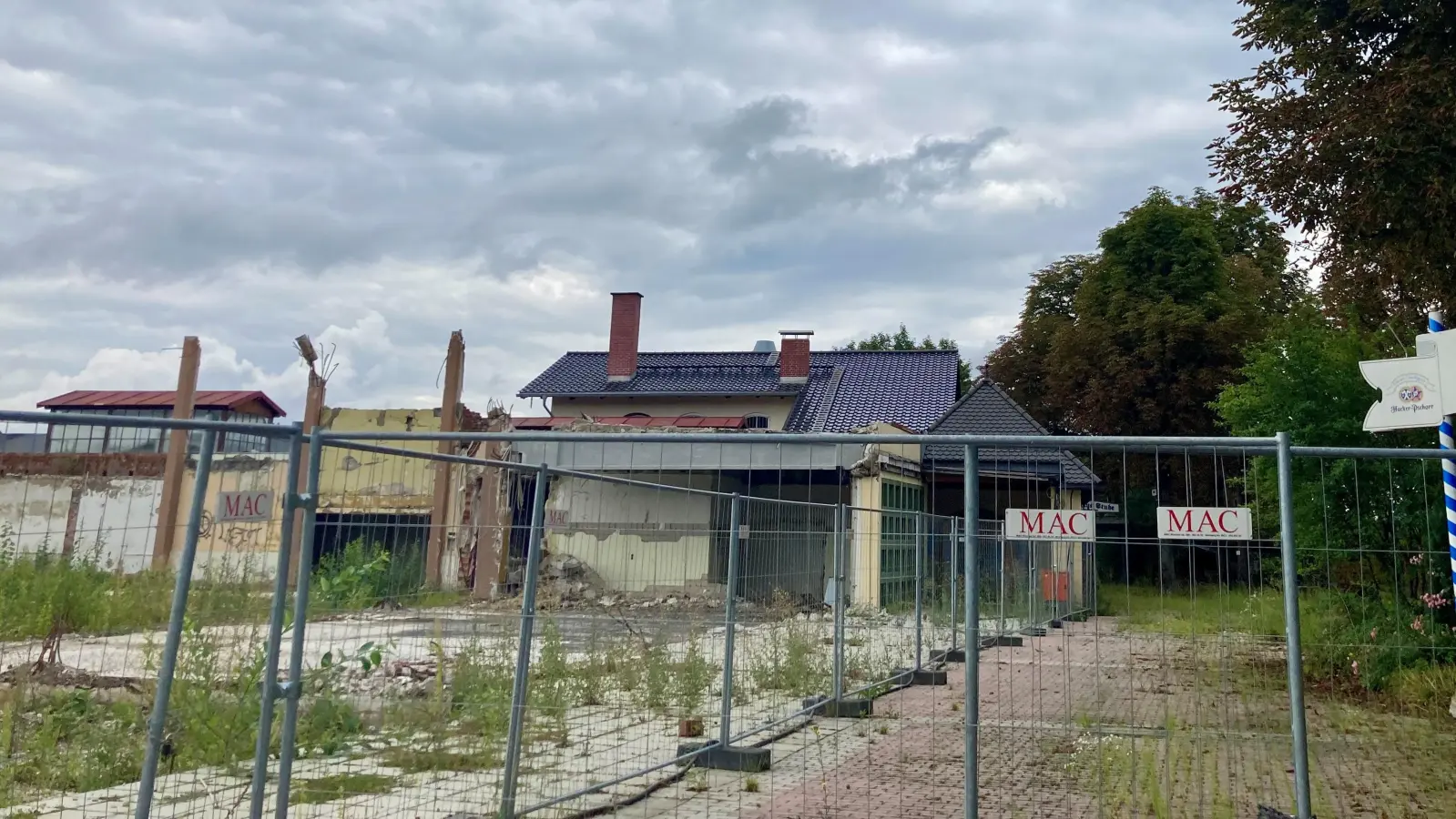  Seit 1931 betrieb die Familie Heide hier hinweg die Traditionsgaststätte Heide-Volm. Jetzt hat die Gemeinde das Gelände gekauft. (Foto: us)