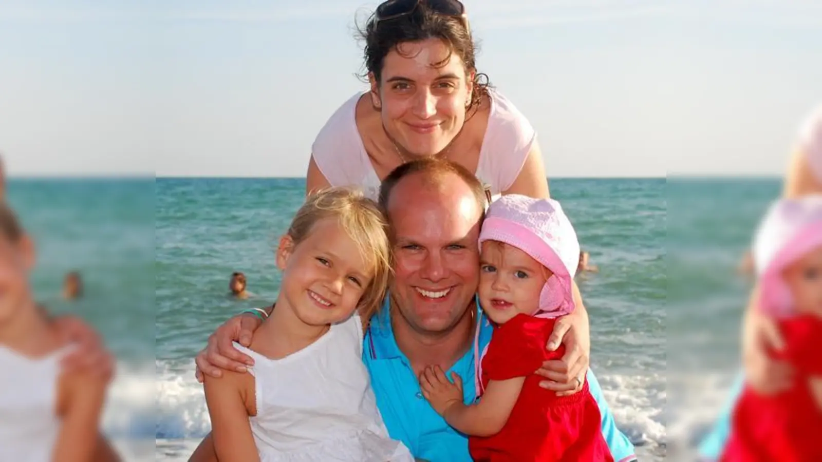 Familie Stöckl aus Rheinland-Pfalz im Türkei-Urlaub, bei dem sie die Münchner Familie kennengelernt hat: rechts die kleine Neela, links Schwester Jana, Mitte Papa Stöckl und oben Sylvia Stöckl.  (Foto: Privat)