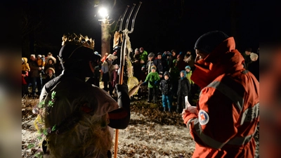 Seit über 30 Jahren taucht der Seeneptun im Advent bei der Wasserwacht Pilsensee auf und verteilt Packerl für die Kinder. (Foto: Wasserwacht Pilsensee)