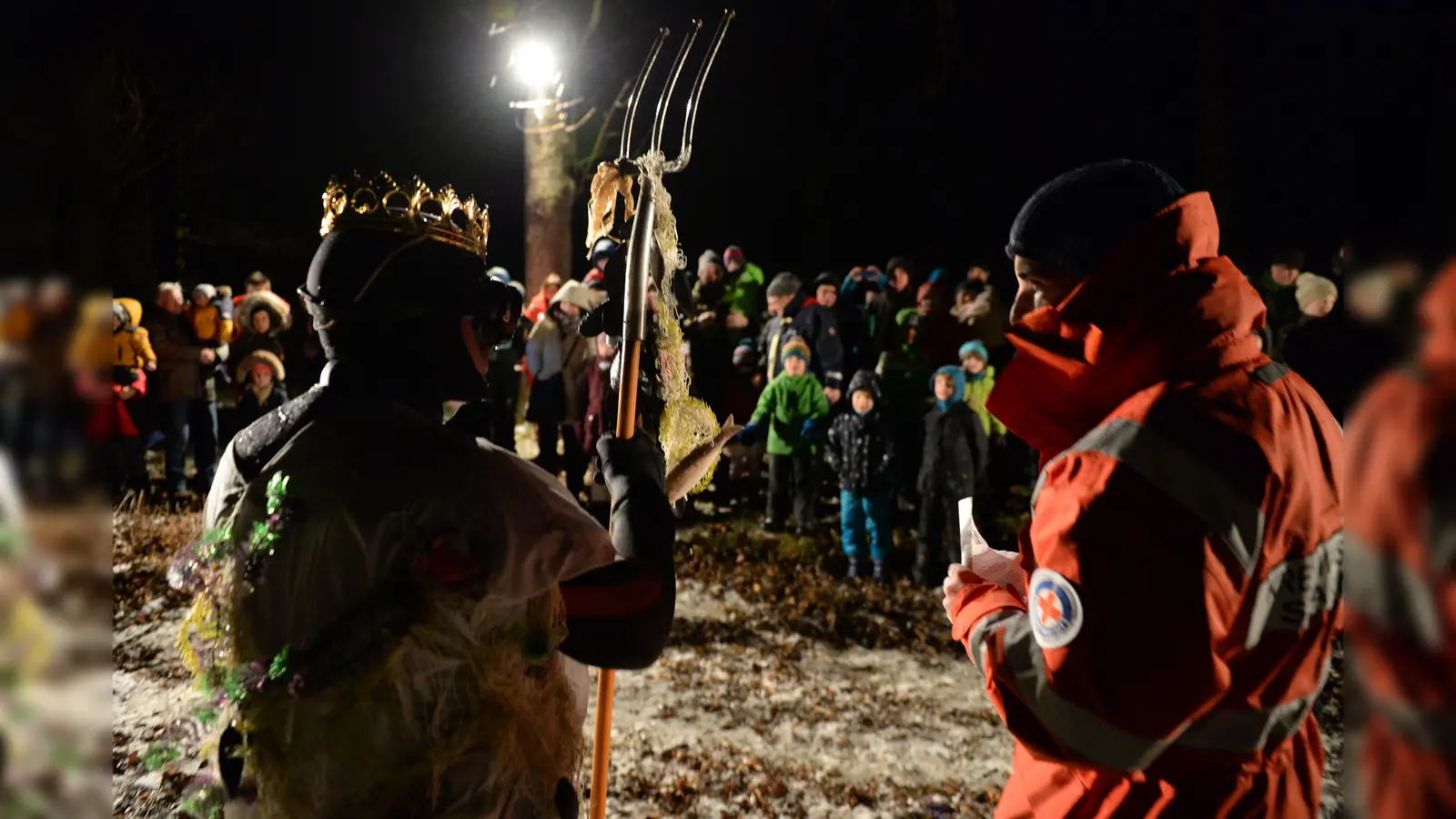 Seit über 30 Jahren taucht der Seeneptun im Advent bei der Wasserwacht Pilsensee auf und verteilt Packerl für die Kinder. (Foto: Wasserwacht Pilsensee)