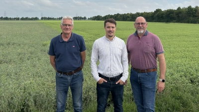 Wagen zusammen einen Versuch: Klaus Lettenmeyer/Staatsgut Grub, Daniel Gschlössl/GoodMills Deutschland GmbH sowie Jochen Mannsperger/Müller’s Mühle. (Foto: Bayerisches Staatsgut)
