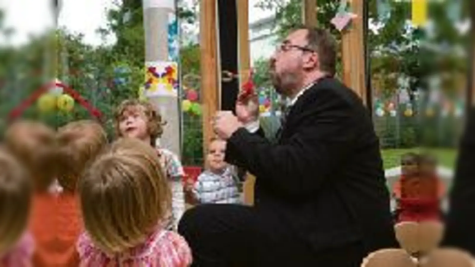 Siemens-Personalvorstand Siegfried Russwurm bewies seine Kinderfreundlichkeit.	 (Foto: Redaktion)