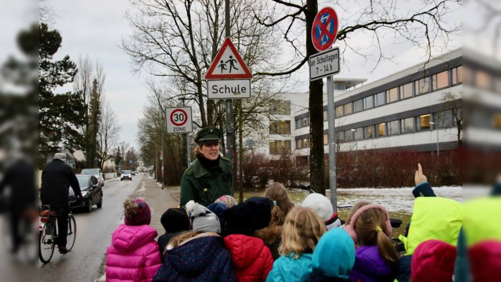 Hier darf keiner stehen! Beim Rundgang mit den Klassen besprach Kontaktbeamtin Martina Herzog die Brennpunkte rund um die Peslmüllerschule, wie die Feuerwehrzufahrt, die Bushaltestelle, die beiden Zebrastreifen und die Halteverbotsstrecke. (Foto: us)