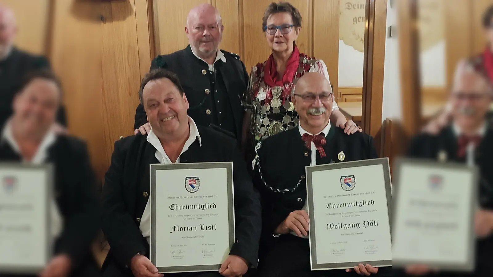 Die neuen Ehrenmitglieder der Altschützen Tutzing 1863 e.V. : sitzend v.l. Florian Listl und Wolfgang Pölt. Dahinter stehen der 2. Schützenmeister Wolf Böhnl und die neue Schützenkönigin Monika Pölt. (Foto: Schützenverein)