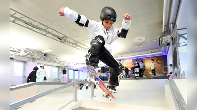 Zum vielfältigen Angebot zählt Skateboarding, aber auch Klettern, Volleyball oder Zumba. (Foto: Referat für Bildung und Sport/Tobias Hase)