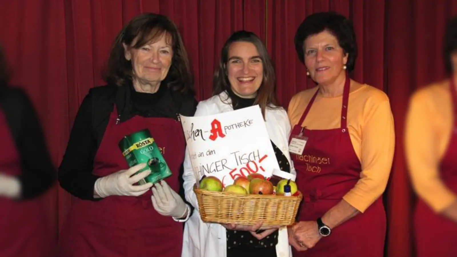 Ursula Büchner, Cornelia Löwig, Inhaberin der Eschen-Apotheke und Edeltraud Kauffmann (v. l.) bei der Spendenübergabe.	 (Foto: hw)