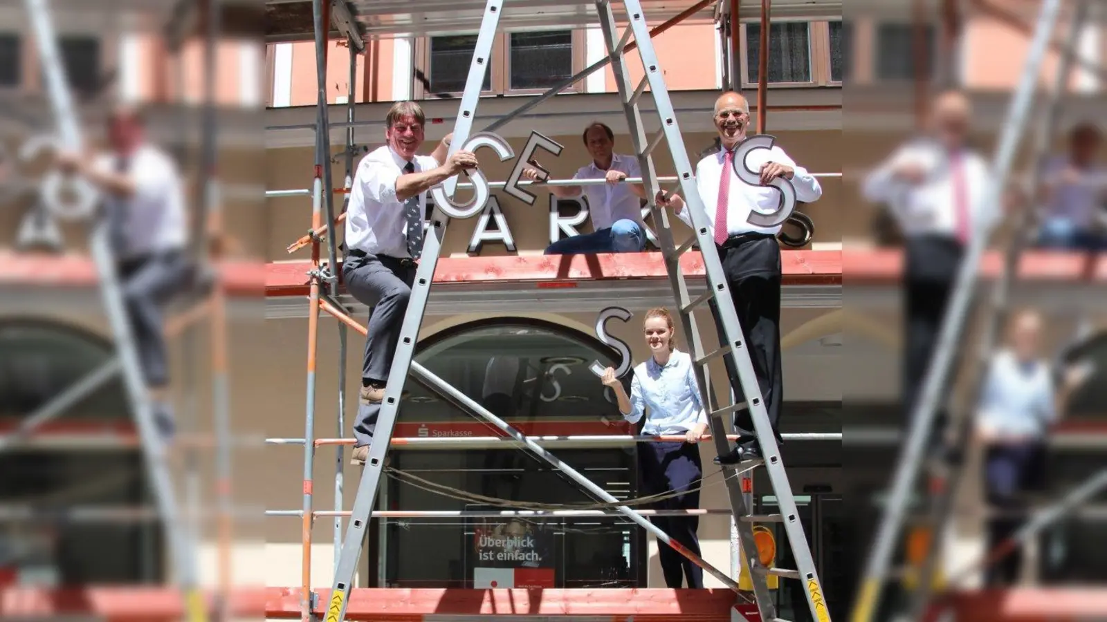 Das war’s! Der vertraute Schriftzug „Vereinigte Sparkassen“ ist weg. Robert Christian Mayer, Klaus Schöffmann, Lisa Scharl und Vorstand Josef Koch (von links) halten jeweils den bereits abmontierten Buchstaben S in den Händen. (Foto: mka)