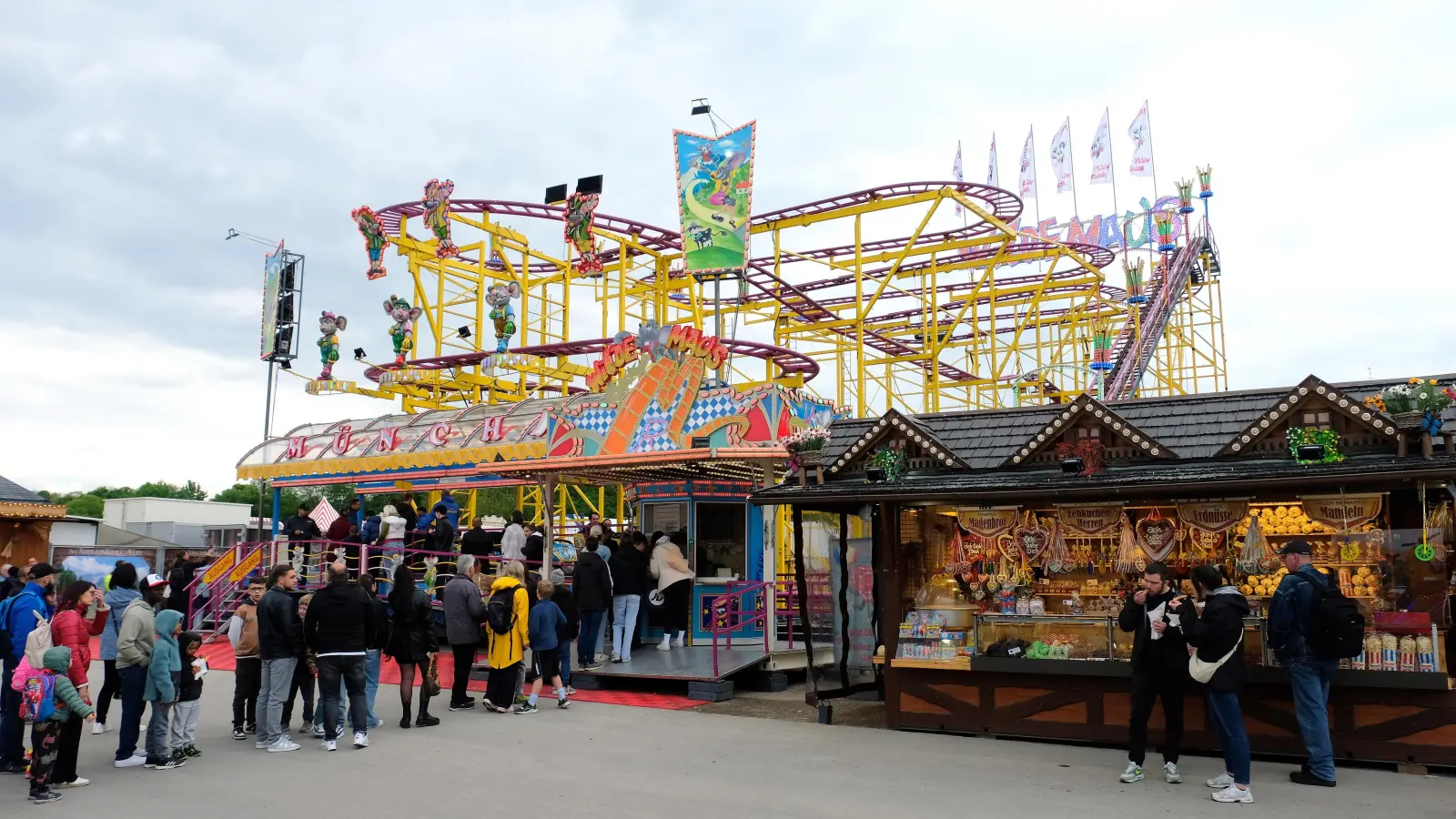 Jede Menge Schausteller bieten zahlreiche Vergnügungen auf dem 59. Münchner Frühlingsfest. (Foto: Robert Bösl)