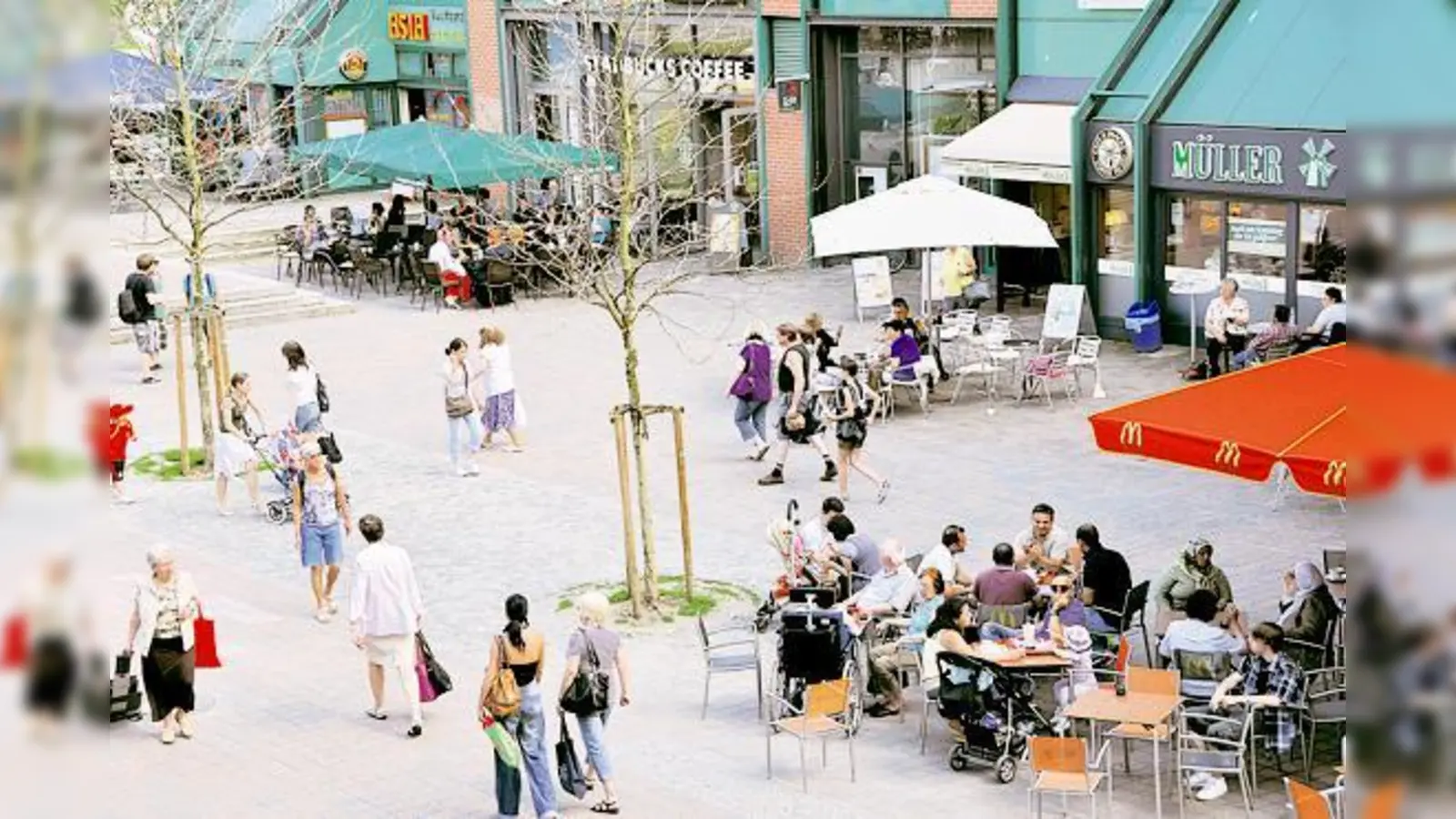 Gemütlich in der Sonne sitzen und einen Kaffee oder Snack  (Foto: Das kann man auf dem pep Vorplatz nicht nur während der Woche, sondern auch sonntags!)