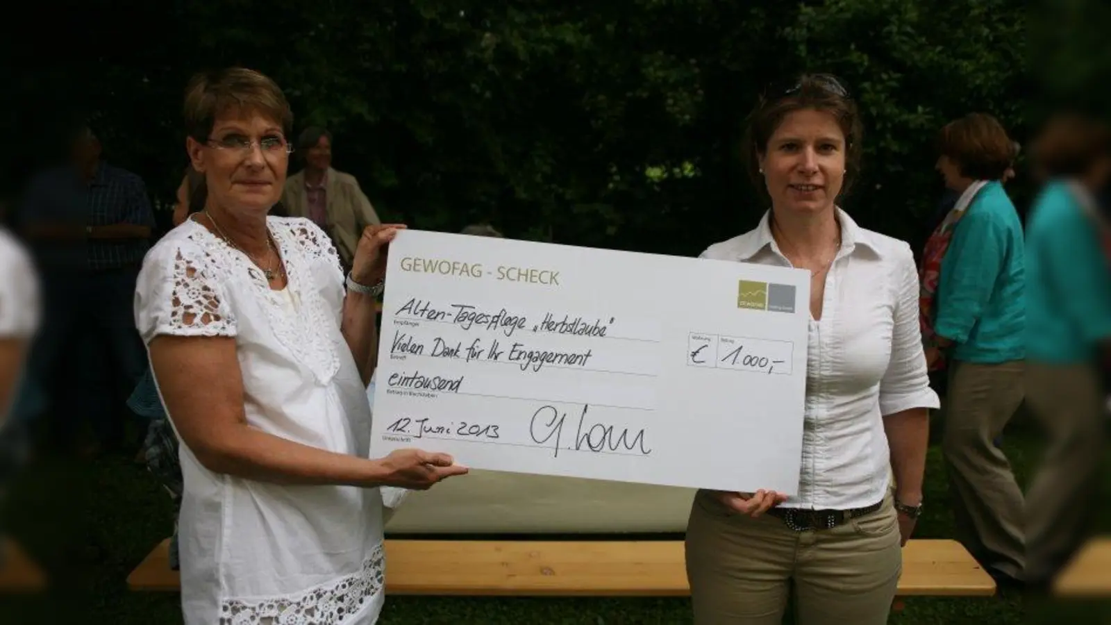 Dr. Susanne Matz (r.) und Marianne Scheuring nahmen während der 10-Jahres-Feier der Herbstlaube die Spende in Höhe von 1000 Euro von der Gewofag entgegen. (Foto: pi)