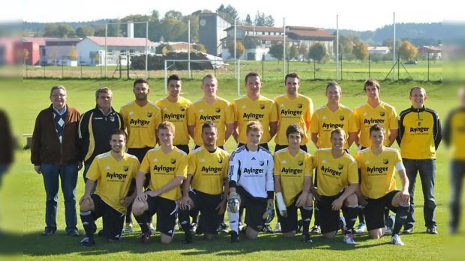 Die Mannen des SF Aying bedanken sich beim Bräu von Aying für die neuen Trikots, die sie anlässlich ihres Aufstiegs in die Kreisklasse bekamen.	 (Foto: Schunk)