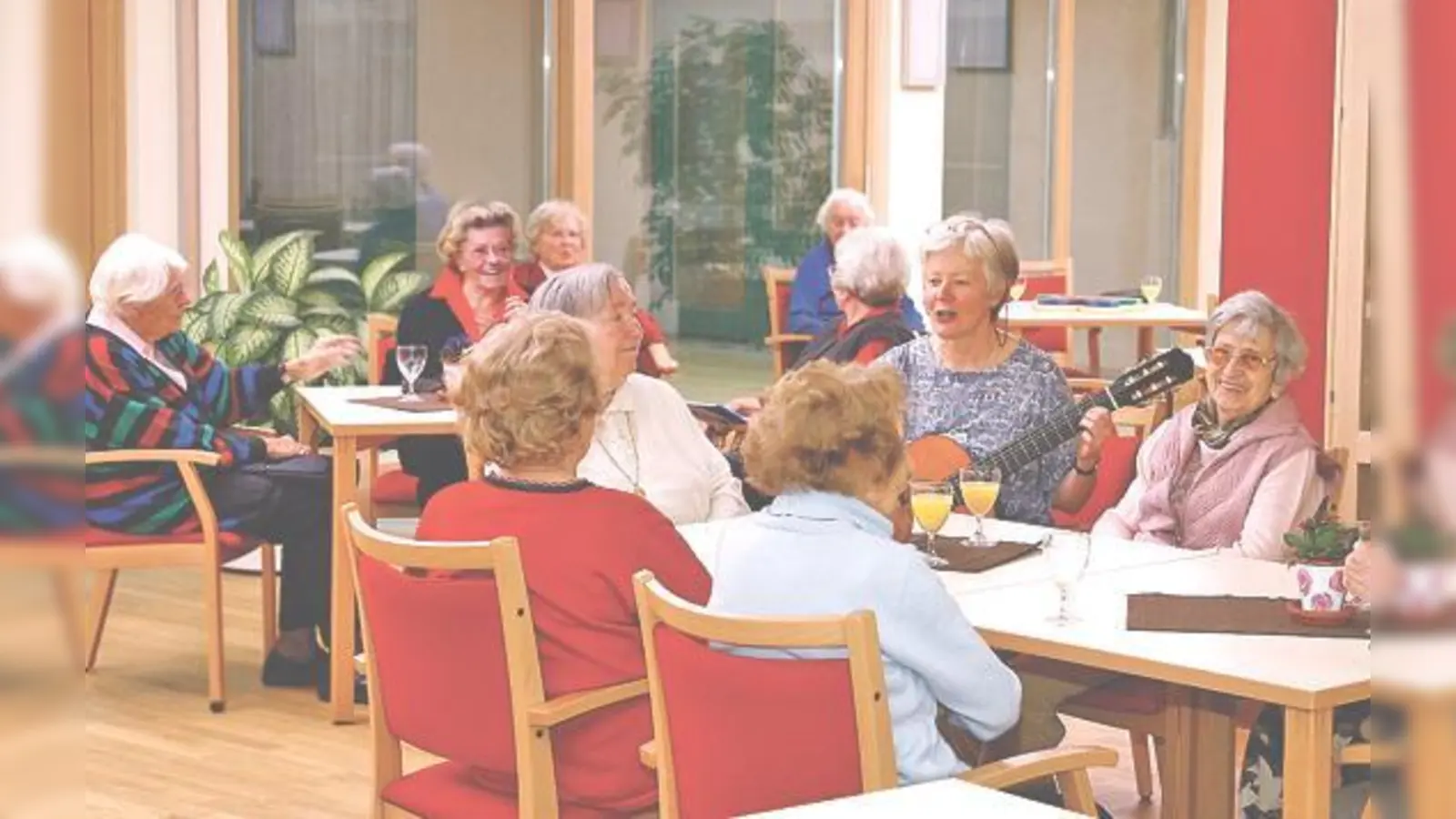 Beim Musikabend im Georg-Brauchle-Haus wird mit viel Freude gemeinsam gesungen.	 (Foto: KWA)
