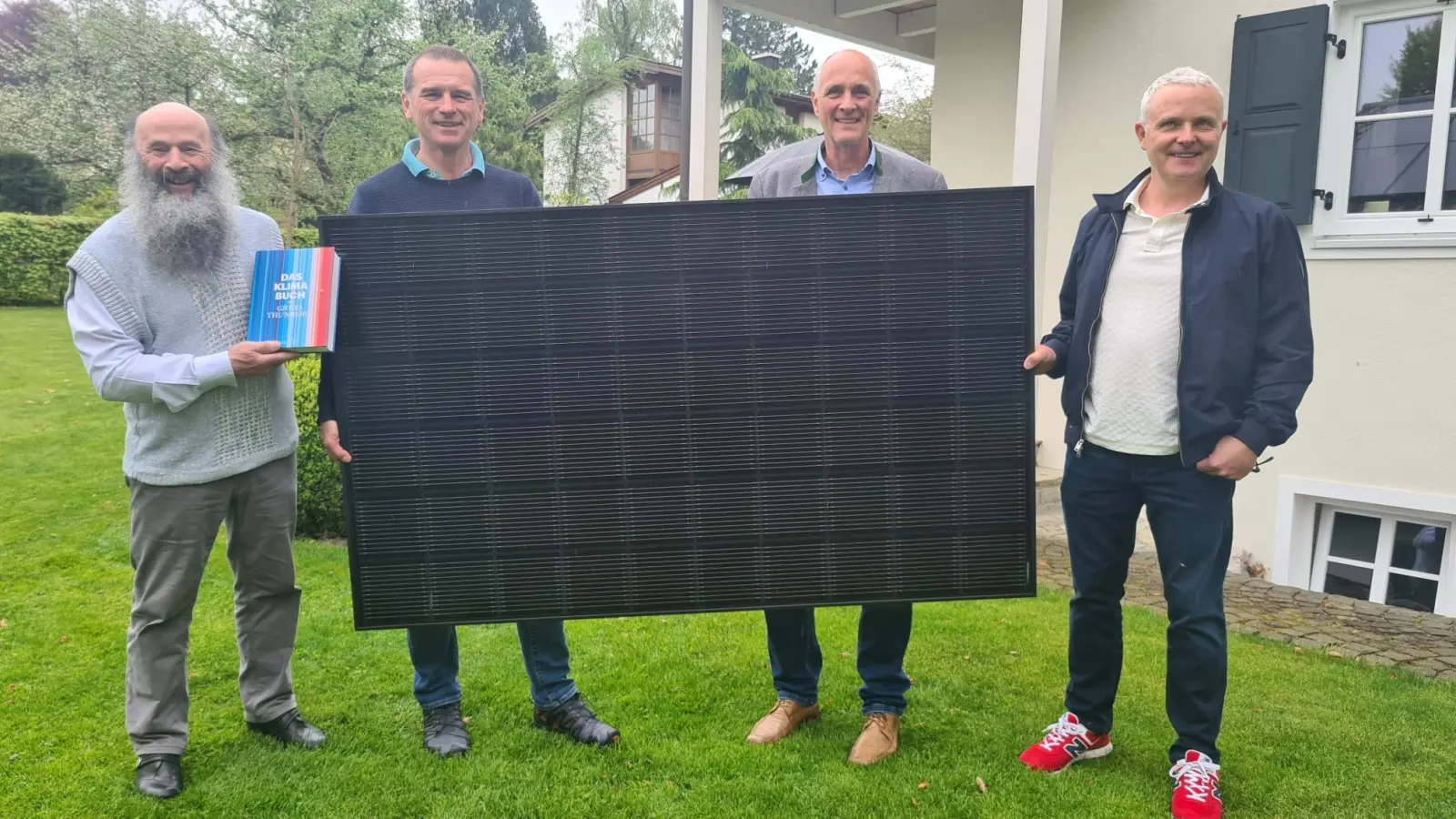 Das Paneel eines Balkonkraftwerks präsentieren v.li.: Ernst Deiringer, Josef Frühholz, Bürgermeister Klaus Kögel und Wolfgang Falkenberg. (Foto: Patrizia Steipe)