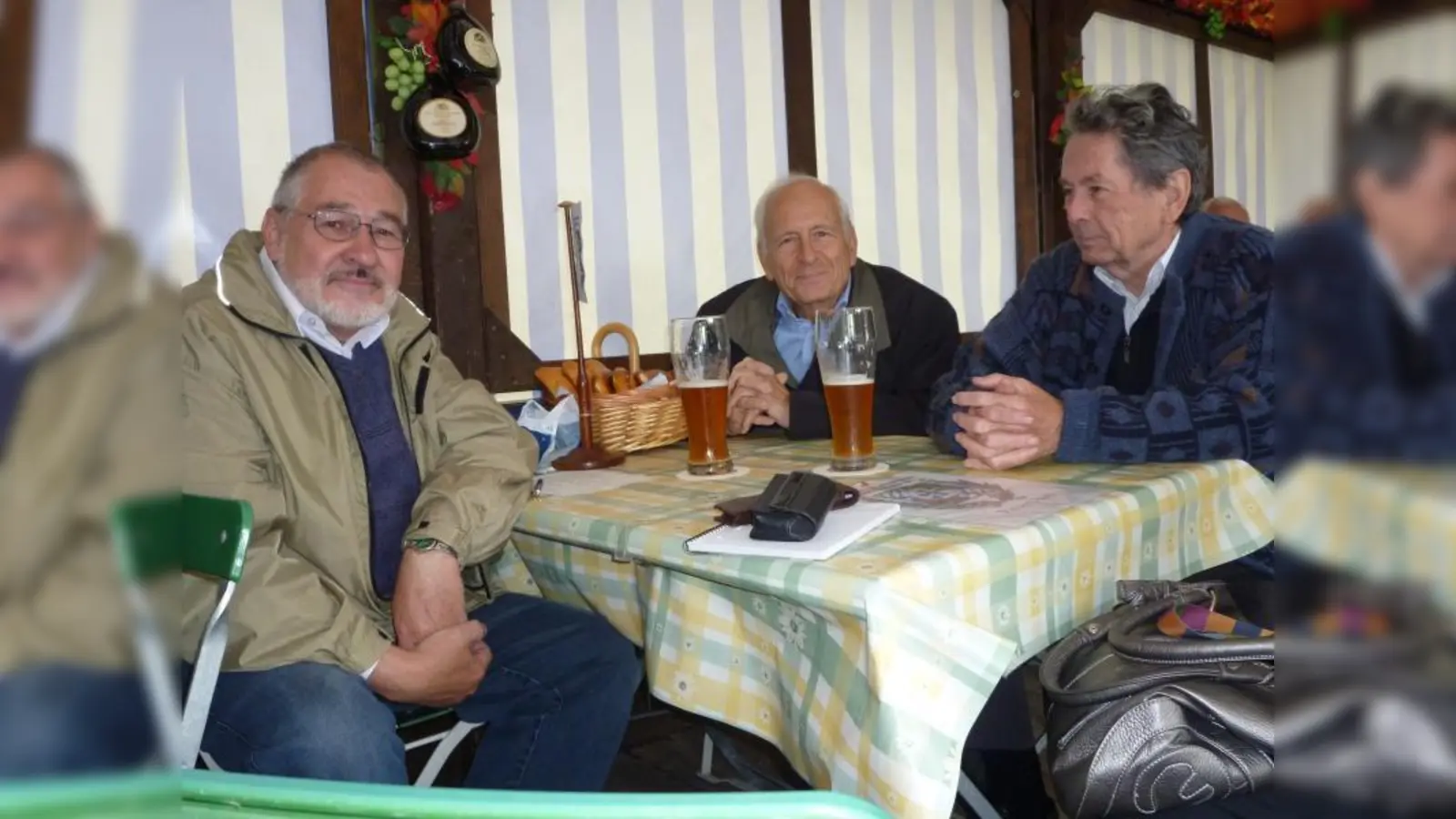 (v.l.) Gerhard Krämer, Peter Stöckle und Rolf Kramer, Mitglieder des Veteranen- und Kriegervereins Laim, feiern den Auftakt der Laimer Fischtage mit einem kühlen Bayerischen Weißbier. (Foto: BK)