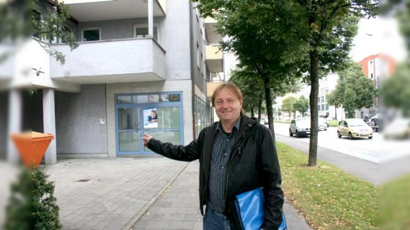 Frederik Kronthaler vom Verein Condrobs vor dem neuen Haus für unbegleitete minderjährige Flüchtlinge in Milbertshofen.	 (Foto: ws)