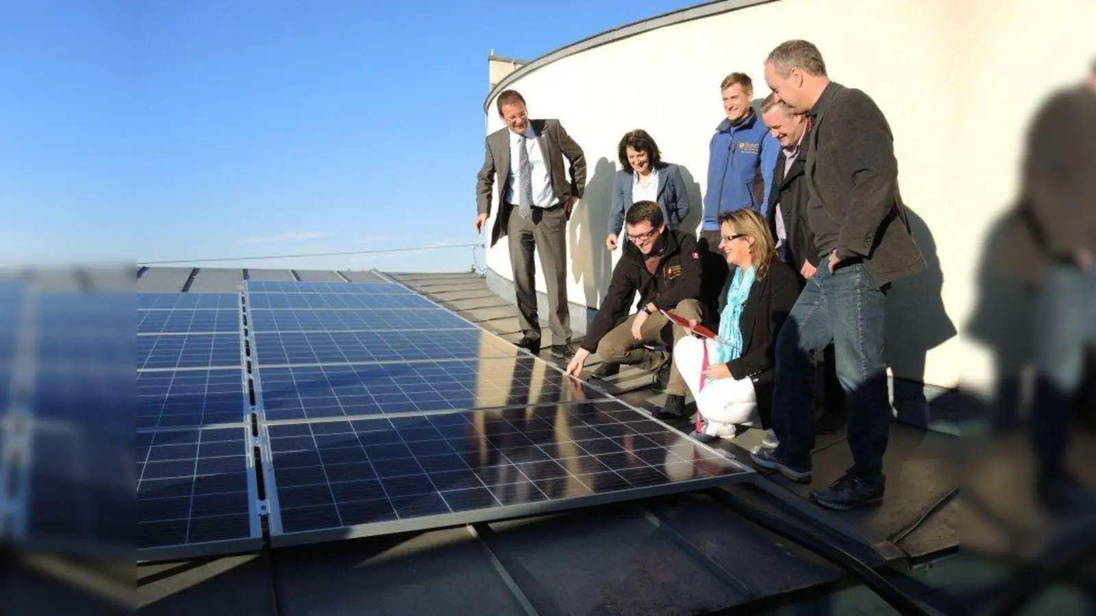 Bewundern die Fotovoltaikanlage v. l.:  Andreas Haas, Medea Schmitt, Alexander Lehenmeier, Martin Geier,  Christian Jonczyk; davor kniend Josef Hainzinger und Heike Thorwächter. (Foto: Stadthalle Germering)