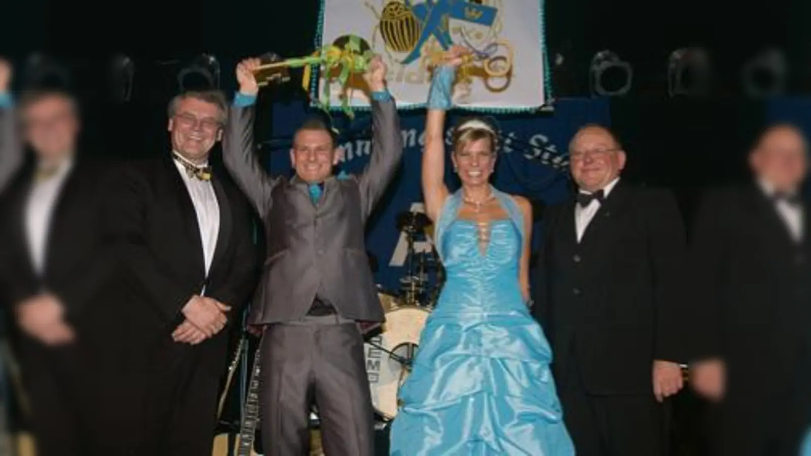 Feierliche Schlüsselübergabe: Neufahrns Bürgermeister Rainer Schneider, Andreas Meckl, Carolin Pflügler und Echings Bürgermeister Josef Riemensberger (von links).	 (Foto: ba)