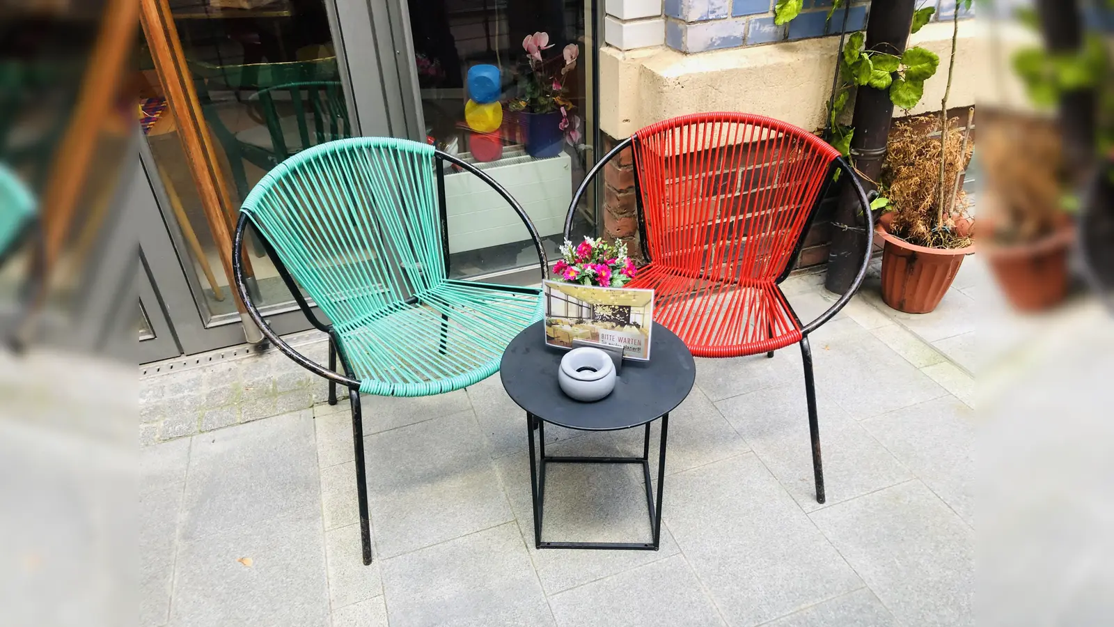 Zu einer heiteren Zeitreise in die 1990er Jahr im Osten des Landes wird am 22. März eingeladen.  (Foto: hw)