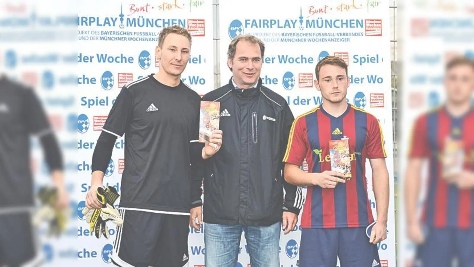 Bernhard Slawinski (Mitte) zeichnete Tobias Kerscher (links, TSV Grasbrunn) und Stefan de Prato (TSV Moosach) als beste Spieler aus.   (Foto: Manuela Werner)