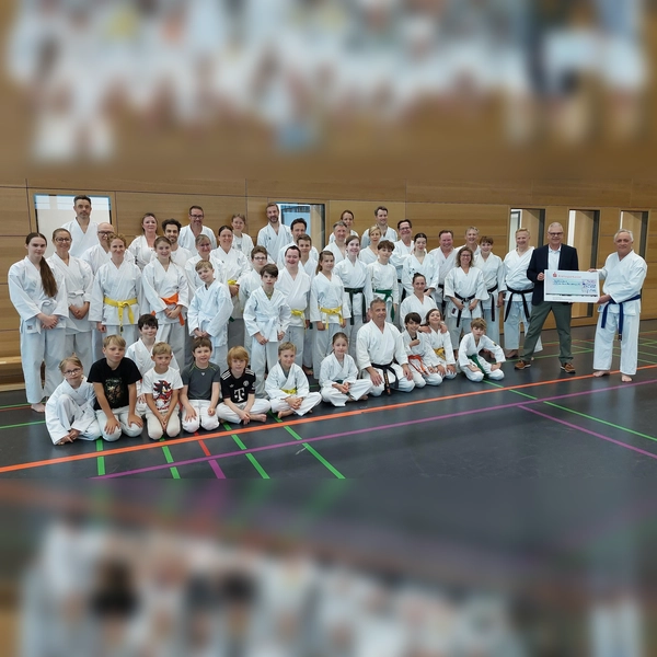 Kundenberater Martin Dahlhaus (Kreissparkasse Herrsching, 2.v.r.) übergab Anton Leitner (Vorsitzender 1. Budo-Verein Herrsching e.V.) den Scheck. (Foto: 1. Budo-Verein Herrsching e.V.)