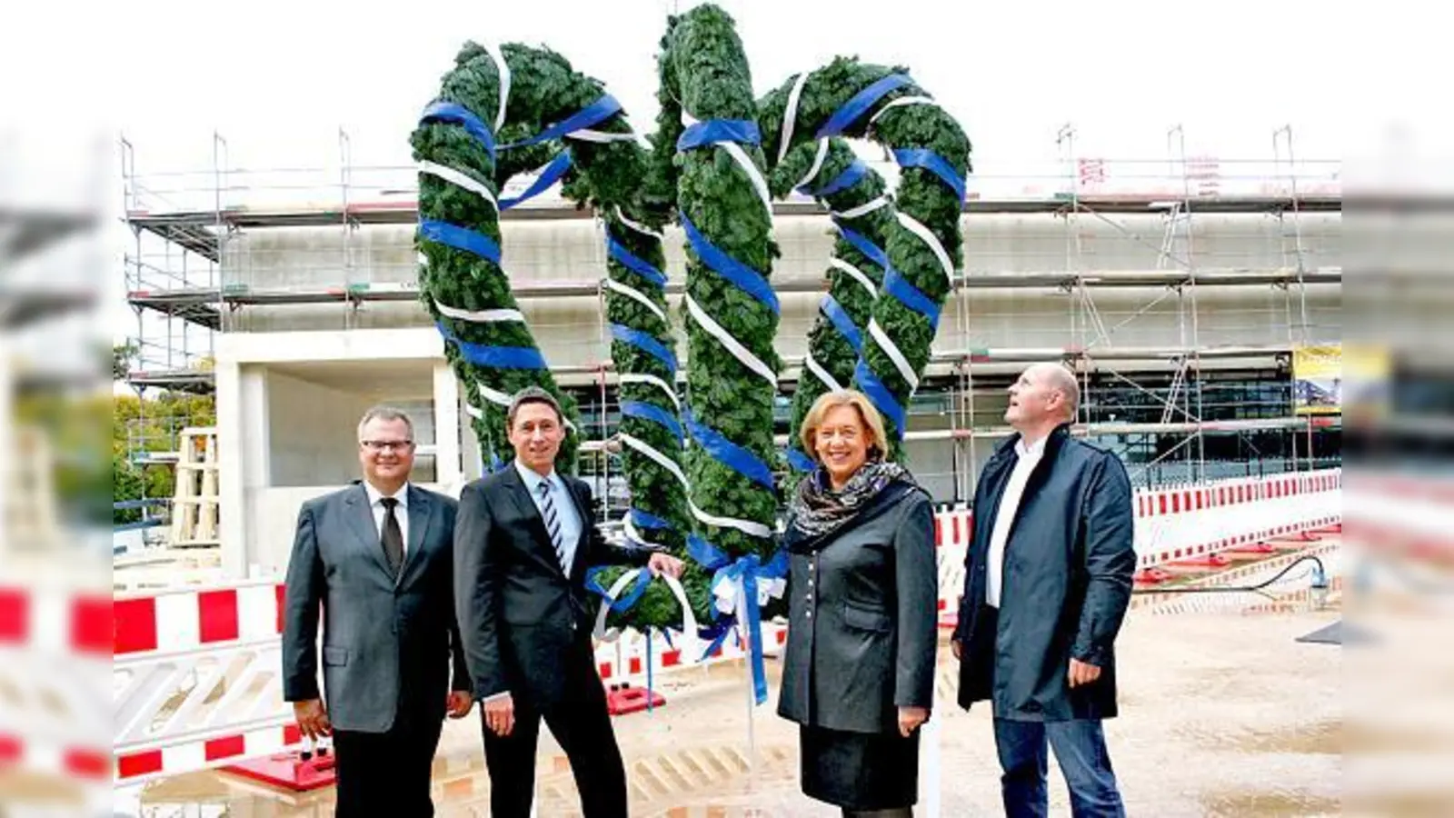 Der Neubau für die Berufliche Oberschule in Unterschleiheim ist im Rohbau fertig. Beim feierlichen Richtfest dabei (von links): Schulleiter Ulrich Troll, Bürgermeister Christoph Böck, Landrtin Johanna Rumschöttel und Architekt Peter Schwinde.  (F.: ws)
